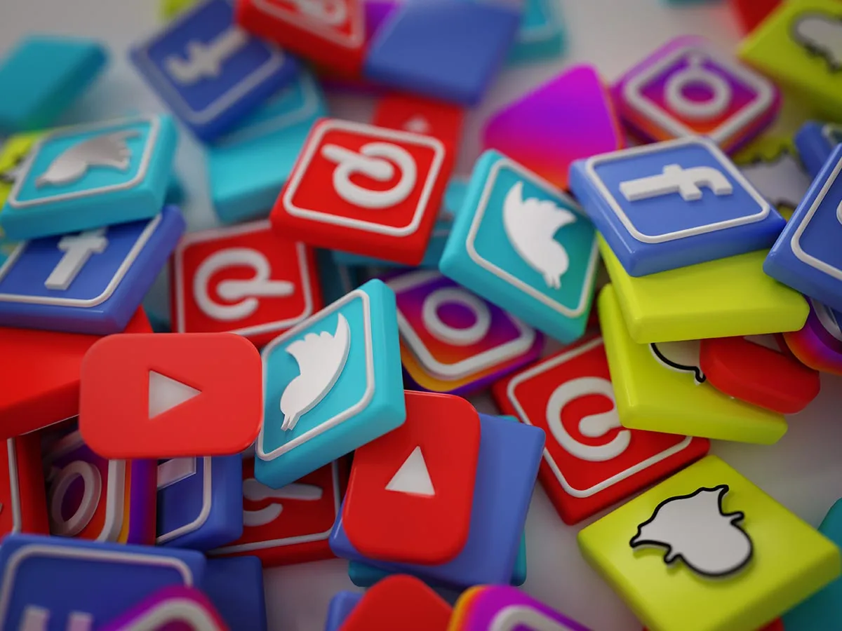¿Cuánto tiempo pasa la gente en las redes sociales?